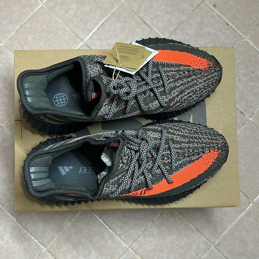 Deadstock Carbon Beluga Yeezy’s